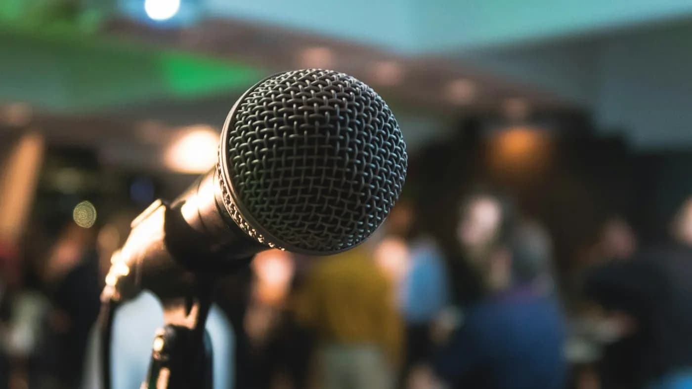 Microphone in front of a blurred audience